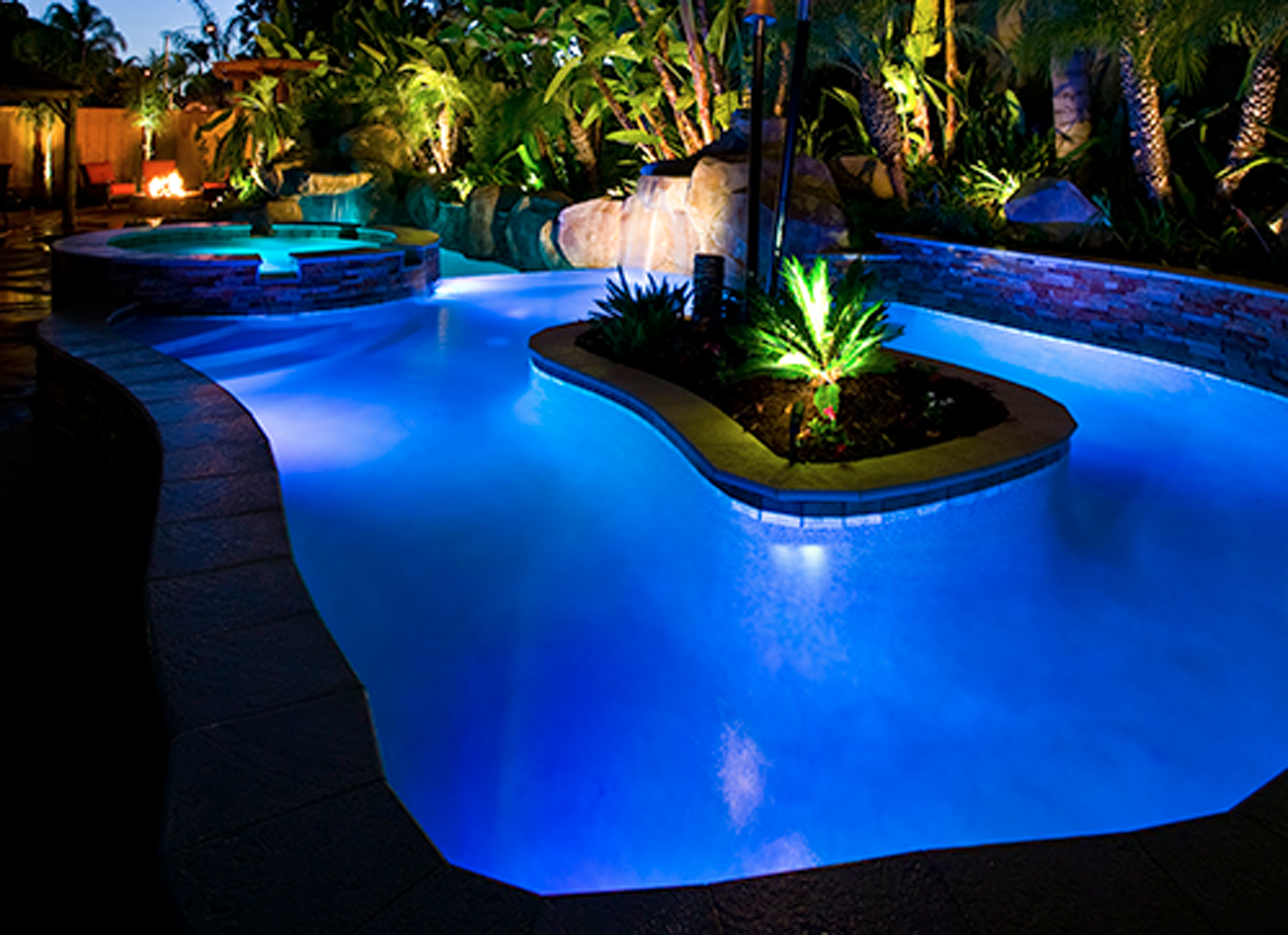 La iluminación para piscinas es un elemento esencial, descubre nuestros consejos para una iluminación perfecta y de bajo consumo. 